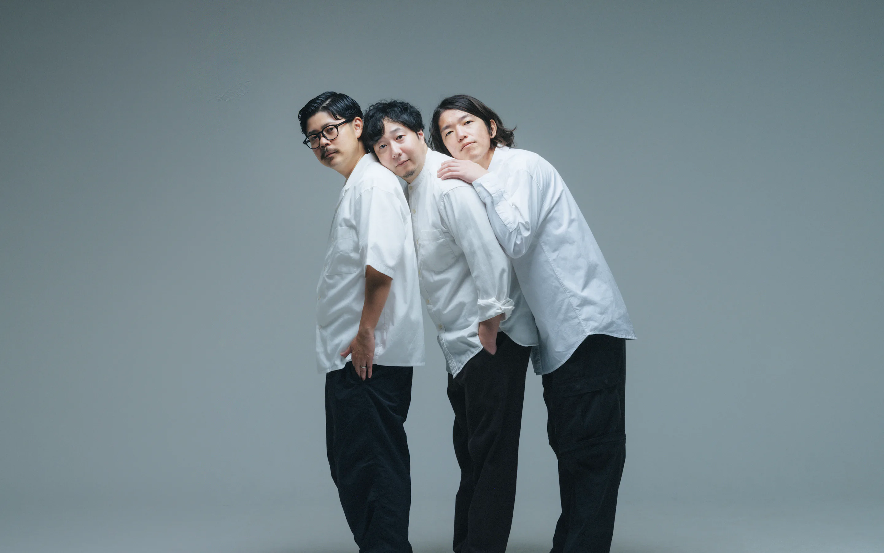 スタジオで並ぶANDの3人のメンバー
