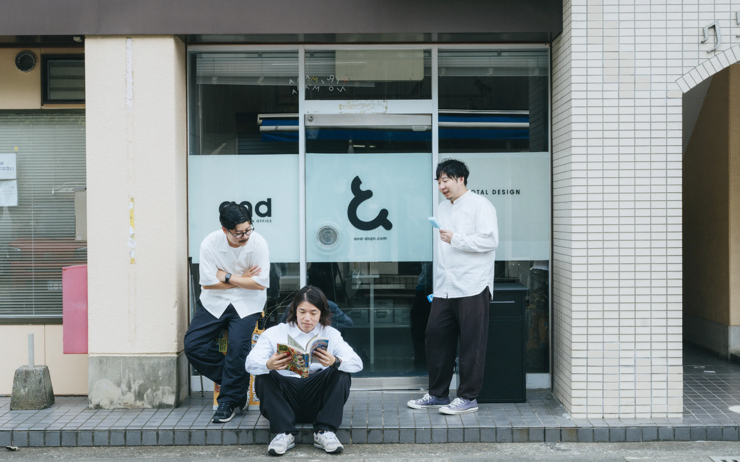 ANDオフィスの前に集まる3人のメンバー